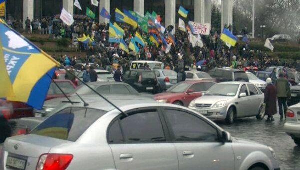 Сотни предпринимателей на митинге против Азарова исполнили гимн Украины