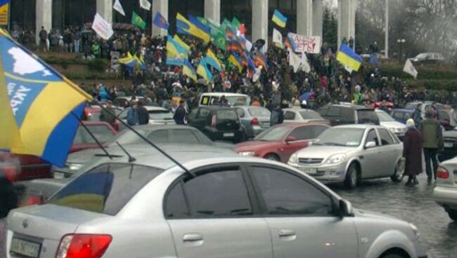 Сотни предпринимателей на митинге против Азарова исполнили гимн Украины