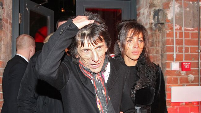 Гитарист Ронни Вуд (Rolling Stones) с подругой Анной Араухо. Архивное фото