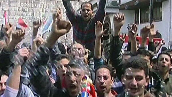 Сторонники президента Сирии устроили массовое шествие в Дамаске