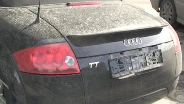 Автомобиль Audi TT, который в пятницу днем в центре Москвы выехал на встречную полосу и разбил несколько машин