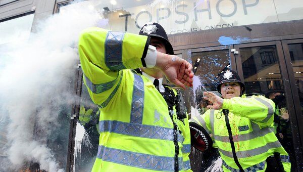 Группа демонстрантов в Лондоне закидала краской полицию и витрины