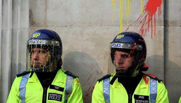Протестующие забросали краской полицию в Лондоне