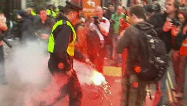 Анархисты в Лондоне закидали полицию бутылками с краской и аммиаком