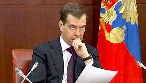 Медведев велел полпредам следить за исполнением поручений президента