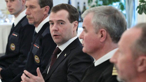 Медведев поблагодарил российских спасателей за помощь Японии