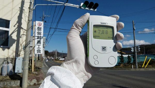 Замер уровня радиации в 40 км от АЭС Фукусима в Японии