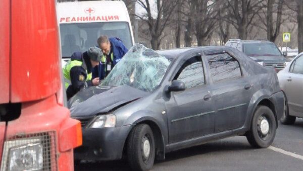 Mercedes смял Renault на улице Косыгина в Москве 