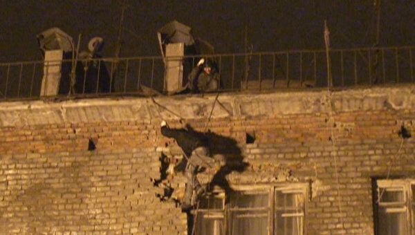 Часть стены жилого дома в Петербурге рассыпалась по кирпичам