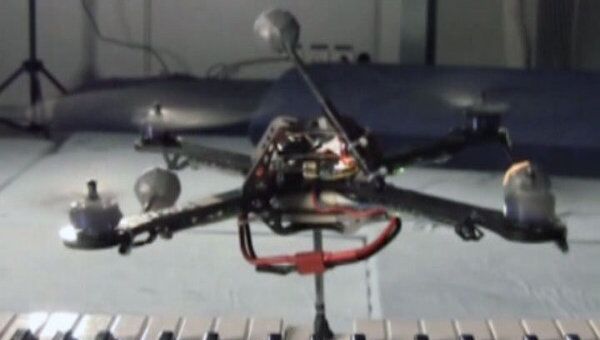Летающий робот играет в теннис и исполняет соло на пианино