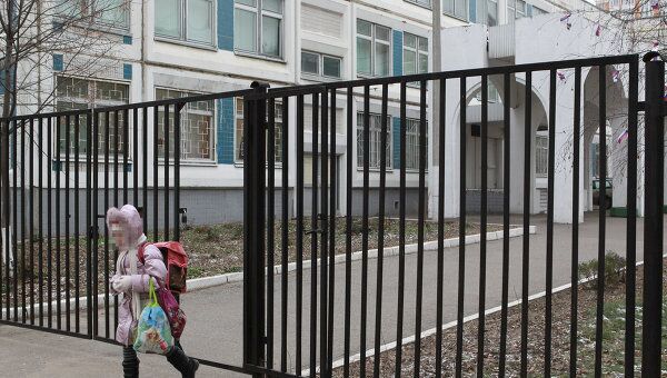 Родители семилетних детей в Москве готовятся ночевать у школ 1 апреля