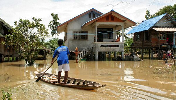 В Таиланде началась эвакуация туристов с островов, отрезанных штормом