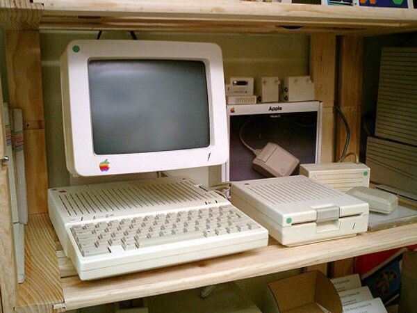 Компьютер Apple IIc с дополнительным накопителем Disk IIc