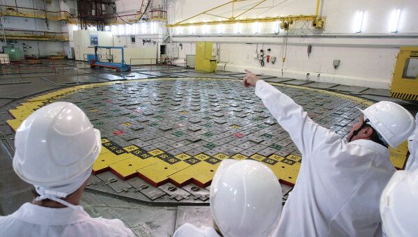 Сотрудники Ленинградской атомной станции в реакторный зале. Ленинградская АЭС расположена на берегу Финского залива в городе Сосновый Бор