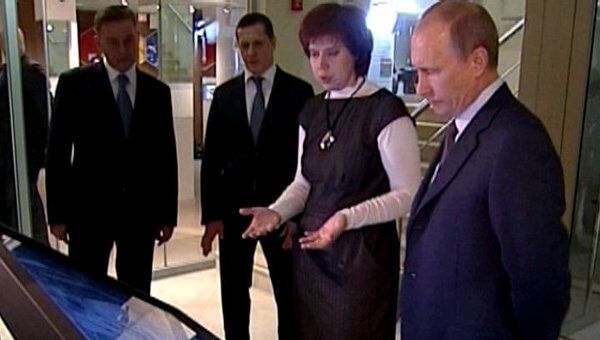В столичном экоцентре Путину показали необычную карту мира
