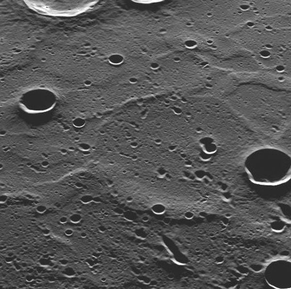 Зонд Мессенджер передал на Землю фотоальбом Меркурия