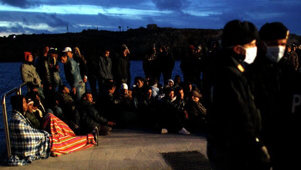 Беженцы, ждущие эвакуации на острове Лампедуза