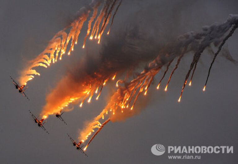 Пилотажная группа Русские витязи на четырех истребителях Су-27