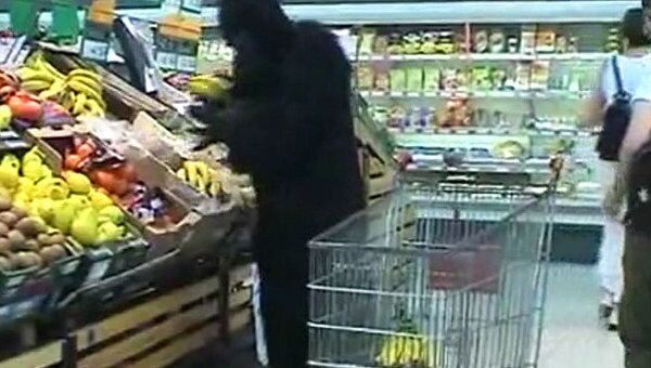 Человек-обезьяна покупает бананы в супермаркете во Франции
