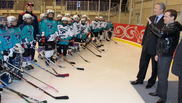 Дмитрий Медведев хочет научиться кататься на коньках