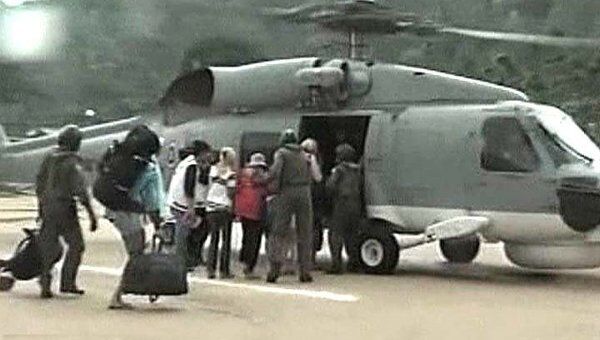 Вертолеты и корабли ВМС Таиланда эвакуируют туристов с  островов 