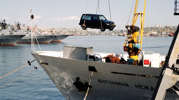 Разгрузка японских авто в порту Владивостока