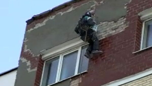 Промышленные альпинисты сбивают плитку с домов в Бресте