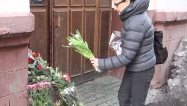 Поклонники несут цветы к дому Гурченко