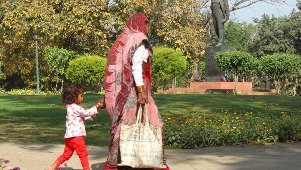 Индийская женщина с ребенком. Архив.