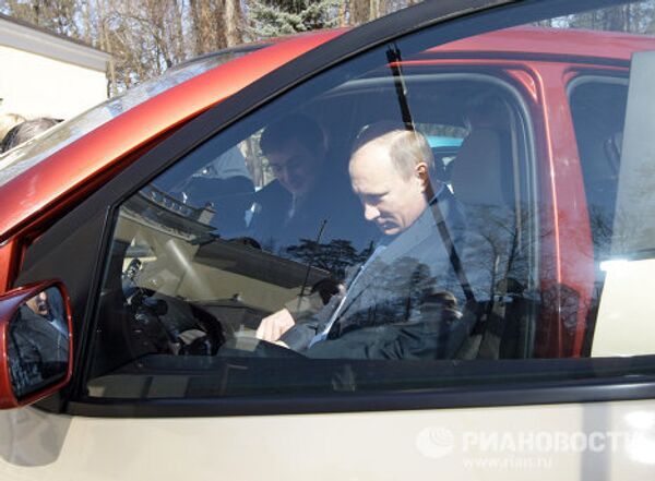 Премьер-министр РФ Владимир Путин осмотрел два Ё-мобиля