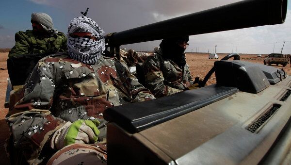Ливийске повстанцы около города Адждабия