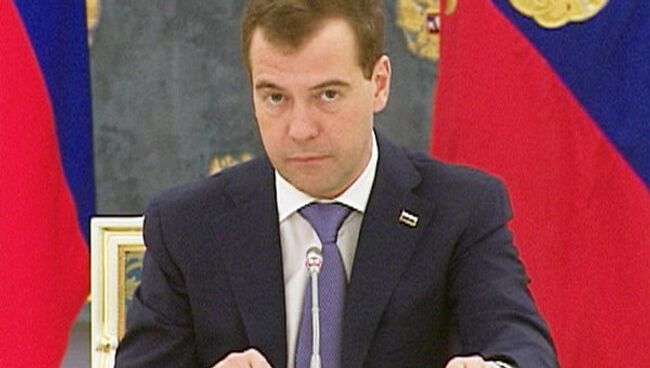 Медведев посоветовал авиастроителям вкалывать, а не деньги требовать