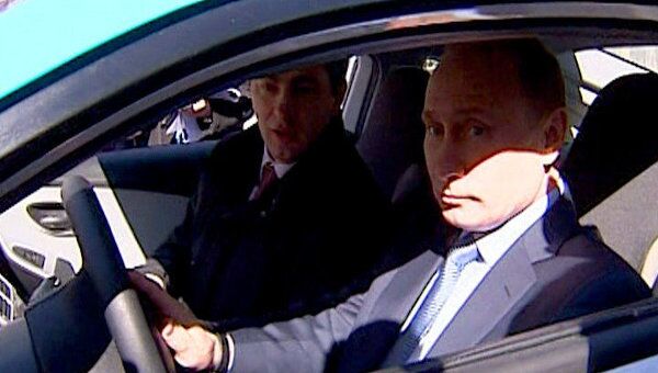 Путин сел за руль Ё-мобиля и поехал показывать его Медведеву