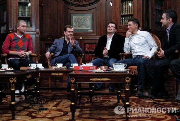 Медведев камеди клаб. Медведев и камеди клаб. Медведев встреча с участниками comedy.