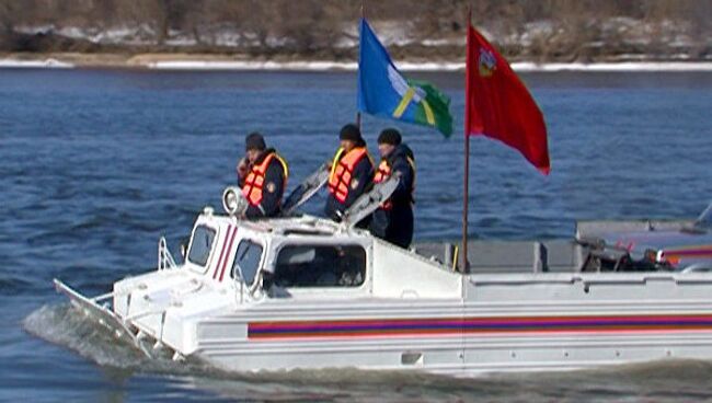 Сотрудники МЧС показали, как будут спасать людей в случае паводка