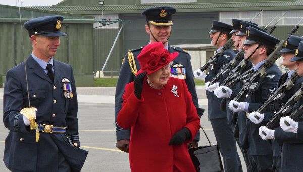 Визит королевы Елизаветы II на авиабазу RAF Valley на острове Англси (Уэльс), где служит её внук, принц Уильям, 1 апреля 2011 года.