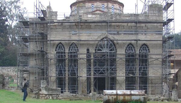 Греческие архитекторы спасают от разрушения древний монастырь Дафни 