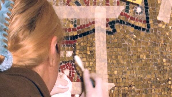 Древние мозаики монастыря Дафни очищают мыльным раствором и ультразвуком