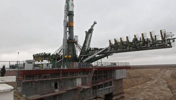 Ракета-носитель Союз-ФГ с именным кораблем Союз ТМА-21 Гагарин готовится к пуску на космодроме Байконур