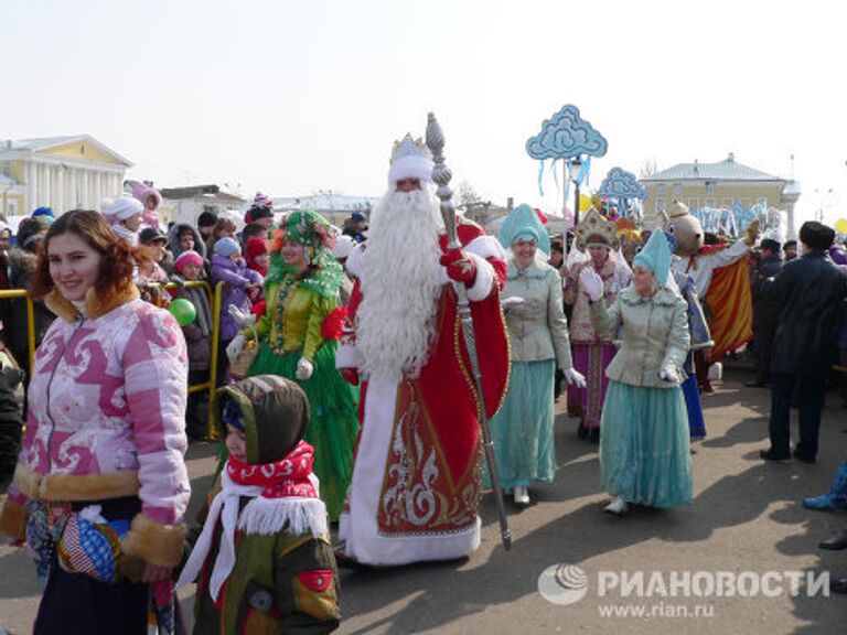 Шествие сказочных персонажей в Костроме