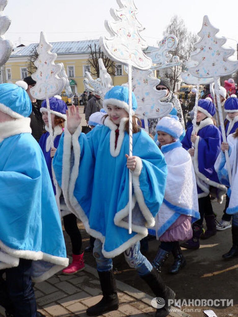 Шествие сказочных персонажей в Костроме