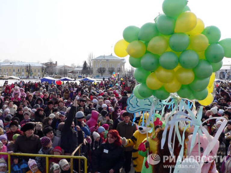 Шествие сказочных персонажей в Костроме