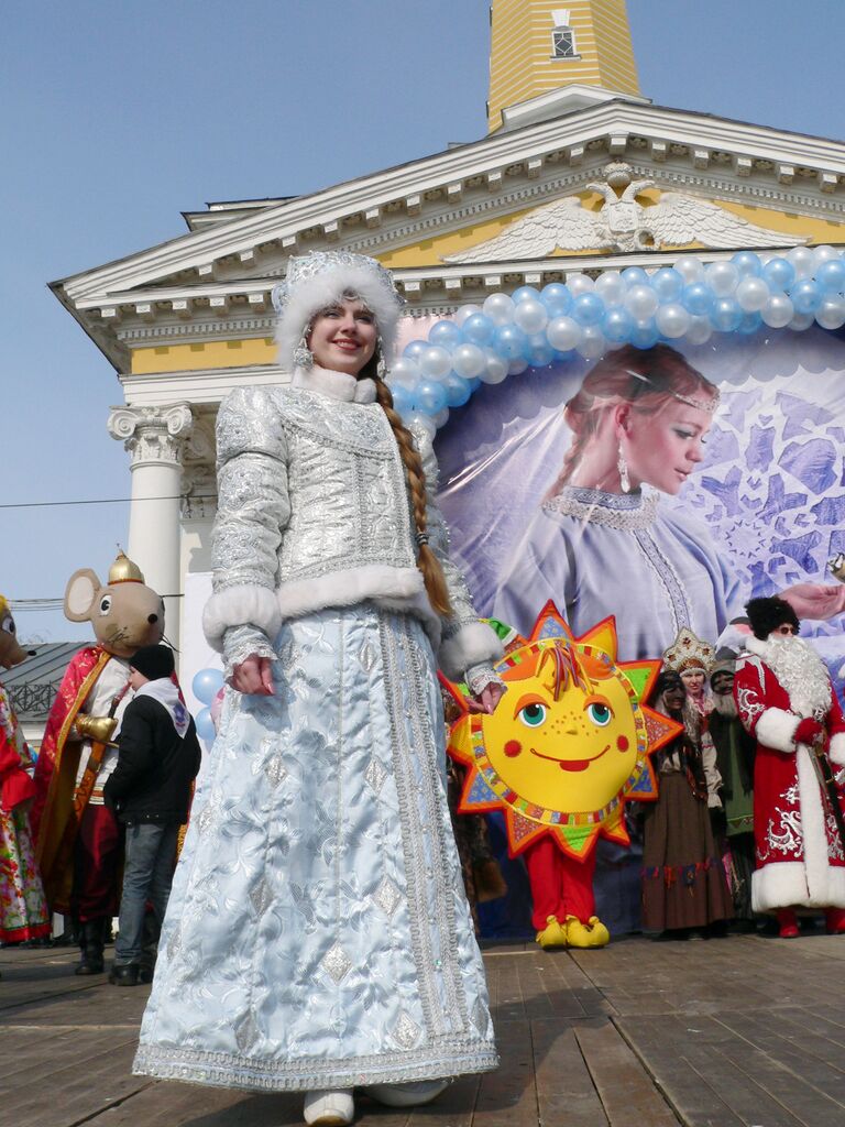 Шествие сказочных персонажей в Костроме