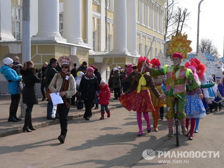 Шествие сказочных персонажей в Костроме