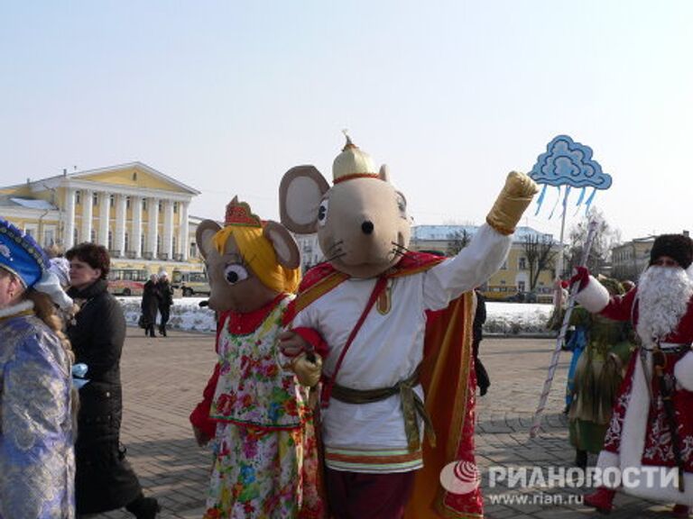 Шествие сказочных персонажей в Костроме