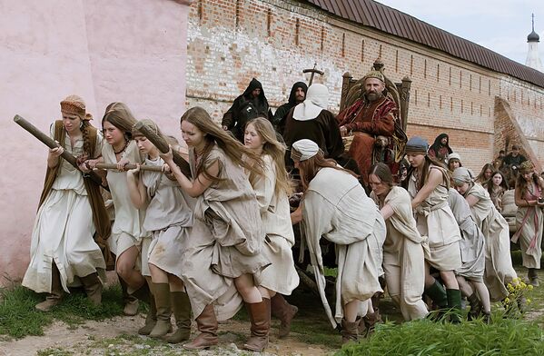 Сцена из фильма режиссера Павла Лунгина Царь. 2008 год. Сцена из фильма режиссера Павла Лунгина Царь. 2008 год.