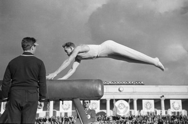 Советский гимнаст Валентин Муратов выполняет опорный прыжок