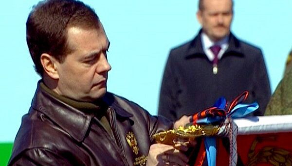 Медведев наградил полк десантников-спецназовцев за мужество и героизм