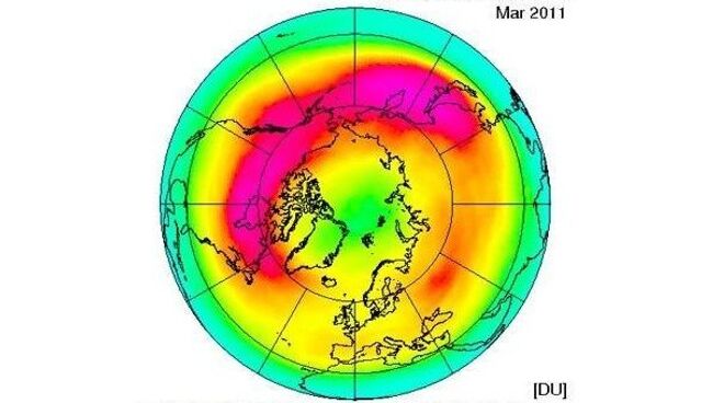 Общее содержание озона в Арктике в марте 2011 года