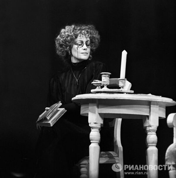 Актриса Марина Неелова в спектакле Три сестры